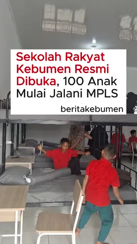 Akses pendidikan yang merata kini semakin nyata di Kabupaten Kebumen. Selasa (30/9/2025), Sekolah Rakyat Kebumen resmi memulai Masa Pengenalan Lingkungan Sekolah (MPLS). Sekolah ini hadir sebagai jawaban atas kebutuhan pendidikan gratis dan berkualitas bagi anak-anak dari keluarga kurang mampu. Program ini juga menjadi wujud nyata perhatian pemerintah dalam memberikan kesempatan belajar tanpa hambatan biaya. Dengan dukungan penuh dari Kementerian Sosial, Sekolah Rakyat Kebumen diharapkan tidak hanya memberikan ilmu, tetapi juga menciptakan lingkungan yang nyaman, aman, dan layak bagi setiap anak yang menempuh pendidikan di dalamnya. Acara pembukaan MPLS berlangsung di Sanggar Kegiatan Belajar (SKB) Jalan Kenanga, Kecamatan Pejagoan, yang saat ini menjadi lokasi rintisan Sekolah Rakyat. Plt Kepala Dinsos P3A Kebumen, Yunita Prasetyani, menjelaskan bahwa MPLS akan berlangsung selama dua minggu. Sebanyak 100 siswa-siswi telah direkrut berdasarkan data Desil 1 dan Desil 2 dari Data Tunggal Sosial Ekonomi Nasional (DTSEN), sesuai persyaratan Kementerian Sosial.#kebumen #beritakebumen #kebumenberiman #sekolahrakyat 