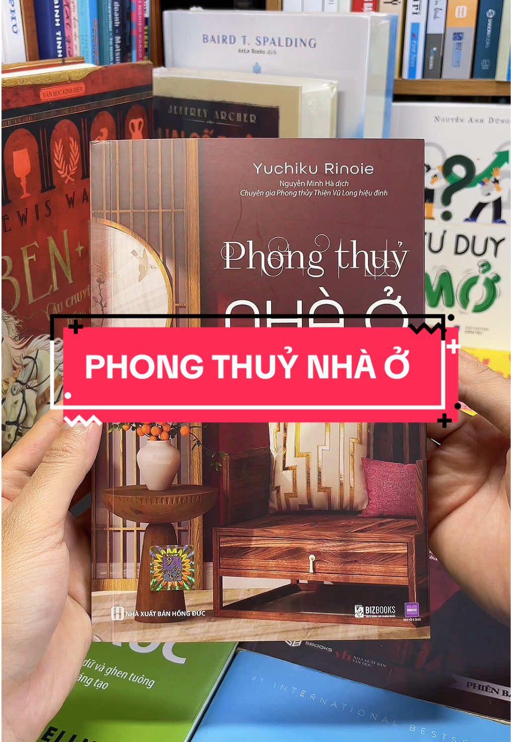 Phong Thủy Nhà Ở – Bí mật phong thuỷ cải vận, chiêu tài lộc ngay trong ngôi nhà bạn! Bạn có biết chỉ cần thay đổi cách sắp xếp, bố trí trong ngôi nhà cũng có thể quyết định tài lộc – sức khỏe – hạnh phúc của gia đình? Cuốn sách “Phong Thủy Nhà Ở” chính là cẩm nang giúp bạn hiểu và ứng dụng phong thủy một cách dễ dàng, khoa học và thực tế. Từ cách chọn hướng nhà, bố trí phòng khách, phòng ngủ, bàn thờ cho đến việc đặt bếp, treo gương, trồng cây… tất cả đều được giải thích chi tiết để bạn hóa giải vận xui, đón may mắn và thu hút tài lộc. Nếu bạn đang muốn gia đình êm ấm, công việc hanh thông và tiền tài như nước chảy vào nhà, thì “Phong Thủy Nhà Ở” là cuốn sách bạn nhất định phải sở hữu!#tiemsachbinhyen #BookTok #sach #sachhay #phongthuynhao 
