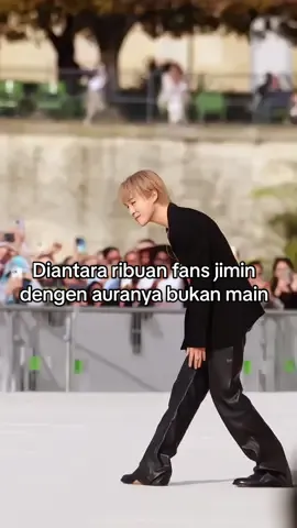 Fotografer Daniel membagikan video eksklusif Jimin di Dior di Instagram, mengabadikan penampilannya yang anggun dan keanggunan khasnya. Jimin tampak memukau. #parkjimin #jimin #armybts #jiminxdior 