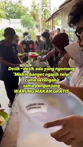Maaf karena lagi live jadi kesamaran sama host ku yang cempreng itu😁 ini relawan ku yang tertegun itu @Maria Ulfah , ini relawanku yang negor bapaknya @Jh𝚘n p , ini relawanku yang nyendokin nasi @laeli . Yang ngomong bapak jangan galak-galak @astri , ini relawan ku yang denger juga @fathir , lagi ngambilin kerupuk sampe terkejod😂  Namun kami tetap berprasangka baik, ini namanya dinamika kehidupan. Ada pasang surut, ada ketawa dan sedih, pokoknya kebaikan harus kudu tetap jalan, entah gimana caranya biar Allah yang atur, kami yakin Allah yang akan gerakkan hati orang-orang baik itu.  Doakan kami agar selalu sabar ya, terima kasih semua atas perhatian dan doa baiknya untuk kami, doa yang sama untuk kalian semua. Doain bapaknya juga ya supaya beliau diluaskan hatinya dan diberikan rasa syukur, kami memaafkan dan kita semua juga harus ya terkhusus para donatu, kita gak tau apa yang sedang bapaknya alami doakan saja kebaikan untuk beliau☺️ #sahabatalmiraindonesia #warungmakangratis #warungmakangratisdepok #kotadepok #berbagimakangratis