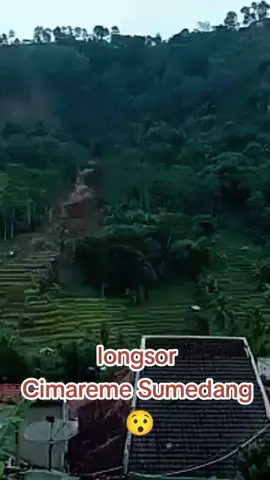 “Longsor Cimareme, Sumedang menimpa permukiman dan lahan warga. Sejumlah korban jiwa dan kerugian material terjadi, warga diimbau waspada potensi longsor susulan.” #Longsor #Cimareme #Sumedang #BencanaAlam #Waspada 2016