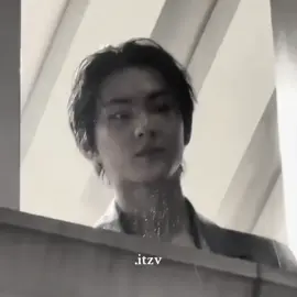 POV | Hari itu sama seperti biasanya. Kamu duduk di kelas, sibuk dengan catatanmu, kadang bercanda kecil dengan teman sebangku. Dan di sudut ruangan, seorang pria bernama Jungwon hanya diam memperhatikan. Dia tidak pernah ikut bercanda, tidak pernah mencoba mengobrol dengan siapapun. Tapi ada satu hal yang tidak disadari siapa pun: matanya selalu mengikutimu.  Setiap gerakmu—dari ketika kamu masuk kelas, menaruh tas di kursi, hingga sekadar memutar pulpen di jari—selalu jadi pusat perhatiannya. Kamu tidak pernah menoleh. Atau lebih tepatnya, kamu memilih untuk mengabaikannya. Bagimu, Jungwon hanyalah bayangan di sudut kelas. Tidak penting, tidak menonjol. ----- Bel pulang sekolah berbunyi. Kamu langsung berkemas, berjalan keluar bersama teman-teman. Jungwon hanya menunduk, memasukkan buku ke tasnya, seolah tak ada yang menarik. Tapi dalam hatinya, ia menyimpan sesuatu yang berbeda. Sore itu, Jungwon sampai di rumah. Rumahnya sepi, tenang, nyaris hampa suara. Ia meletakkan tas di sofa, melepas seragam dengan santai. Dari luar, ia terlihat seperti anak laki-laki normal, pendiam, tidak mencolok. Tapi kemudian, langkahnya berhenti di depan sebuah pintu. Pintu itu berbeda—terkunci rapat, gemboknya berat. Ia mengeluarkan kunci kecil dari saku, memutarnya perlahan, dan membuka pintu itu. Ruangan gelap. Hanya ada deru mesin pendingin, lalu… puluhan layar menyala bersamaan. Cahaya putih dari monitor menerangi wajahnya. Dan di layar-layar itu—semua hanya menampilkan satu hal: dirimu. Ada rekaman CCTV dari berbagai sudut: halaman sekolah, koridor, bahkan di sekitar rumahmu. Ada foto-foto yang tertempel di dinding, sebagian besar candid—saat kamu tertawa, saat kamu menyisir rambut, bahkan saat kamu termenung sendirian. Jungwon berdiri di tengah ruangan, matanya menatap layar utama yang menampilkan wajahmu paling jelas. Perlahan, bibirnya melengkung membentuk senyum lebar. “Cantik banget hari ini, sayang…” bisiknya. Suaranya lirih, hampir seperti doa, tapi ada ketegangan menyeramkan di baliknya. Ia berjalan mendekat ke layar, jari-jarinya menyentuh kaca monitor, seolah bisa menyentuh pipimu lewat sana. “Aku suka banget senyummu tadi… waktu kamu ngobrol sama temanmu. Tapi aku nggak suka kalau kamu senyum ke orang lain. Senyummu cuma buat aku, kan?” Matanya berkilat. Senyum itu semakin melebar. “Aku janji, suatu hari kamu bakal ngerti… kamu tuh punyaku. Dari dulu, sekarang, sampai nanti.” Dan di ruangan itu, hanya ada suara mesin dan ocehan Jungwon yang terdengar seperti campuran antara cinta, doa, dan ancaman. ----- Keesokan harinya di sekolah, guru mengumumkan tugas kelompok besar. Nama-nama dipanggil, dan tanpa diduga, kamu serta Jungwon berada di kelompok yang sama, bersama beberapa murid lain. Kamu hanya mengangguk kecil, sementara Jungwon—meski wajahnya tetap datar—di dalam hatinya bergolak. Ini kesempatan. Akhirnya, dia bisa duduk lebih dekat, bicara langsung, tanpa terlihat aneh. Kalian memutuskan bertemu di perpustakaan sepulang sekolah. Awalnya suasana canggung. Beberapa temanmu mulai membuka pembicaraan agar lebih akrab. “Eh, biar nggak kaku, coba kita ceritain hobi masing-masing aja, gimana?” Satu per satu mulai bercerita: ada yang suka main game, ada yang suka menulis, ada yang suka melukis. Sampai giliran Jungwon. Dia menunduk sebentar, jemarinya meremas ujung buku. Dengan suara rendah ia berkata, “Aku… suka bernyanyi.” Semua orang hanya mengangguk biasa, tapi kamu tiba-tiba menoleh. Dengan senyum polos, kamu berkata, “Aku tau.” Sekejap, ruangan jadi hening. Tatapan Jungwon langsung terkunci padamu. Matanya melebar samar, seperti tak percaya apa yang baru kamu katakan. “Eh? Dari mana kamu tau?” salah satu temanmu bertanya heran. Kamu hanya tersenyum samar, mengangkat bahu seolah hal itu bukan masalah besar. “Aku cuma tau aja.” Yang lain menertawakan jawabanmu, menganggapnya bercanda. Tapi Jungwon tidak bisa tertawa. Dalam kepalanya, kalimat itu bergaung—menghantui. Bagaimana kamu bisa tau? Dari mana? [lanjut dikomen>>] #jungwon #enhypen #pov #foryou #fyp 
