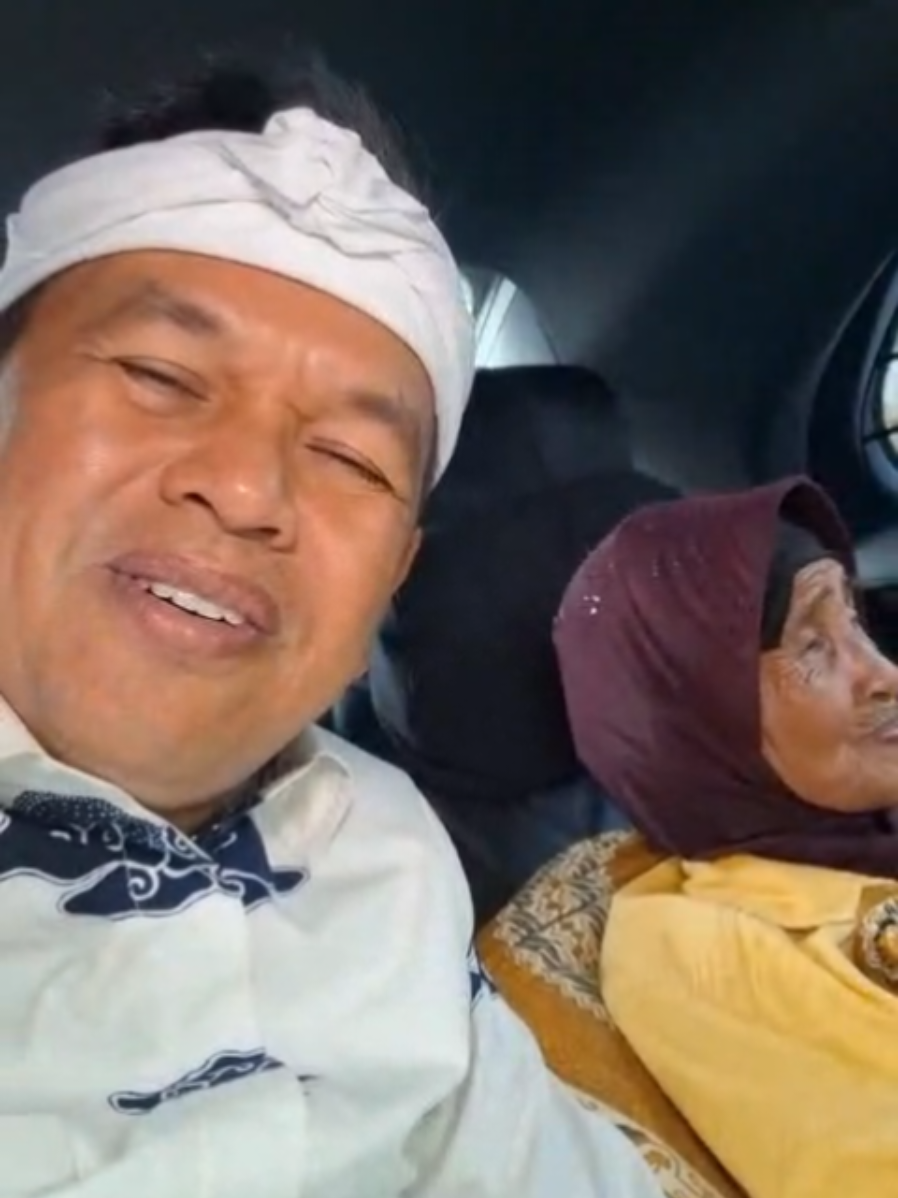 Emak adalah contoh nyata bagi kita, generasi muda. Dengan langkah kaki yang tak kenal lelah, berjalan lebih dari 5 KM hanya untuk mengais rezeki sebagai kuli ngored. Dari peluhnya kita belajar arti perjuangan, dari sabarnya kita belajar ketulusan, dan dari cintanya kita memahami makna pengorbanan