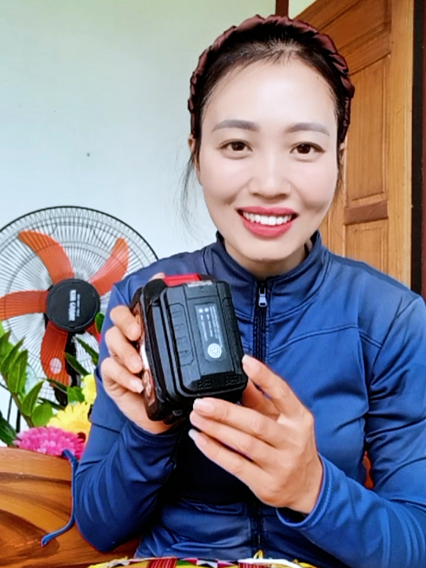 nhìn thì nhỏ gọn vậy thôi nhưng mà sẽ giúp anh chị em mình nằm chuyển đổi từ quả pin sang nguồn 5V để có thể làm pin dự phòng điện thoại này#dechuyennguonpin #dechuyendoidien #_phamha2 