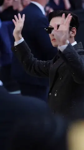 韓星 #池昌旭 亮相 春夏系列大秀，池昌旭身穿長版銀蔥鐵灰西裝搭配領帶造型抵達會場，帥氣的男神一現身立即引起尖叫聲，他也不忘送上粉絲服務，貼心為場邊粉絲簽名拍照！ #PFW #TomFord #지창욱 #jichangwook