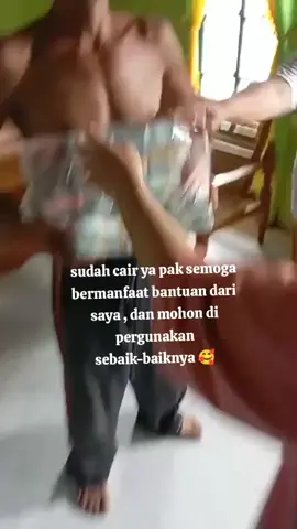 # STEVEN #STENLY BERBAGI ONLINE GUY'S Sejarah #fotografi🕋  dimulai dengan penemuan dua prinsip penting: yang pertama adalah kamera obscura memproyeksikan gambar, yang kedua adalah penemuan bahwa beberapa zat terlihat berubah oleh paparan cahaya. Tidak ada artefak atau deskripsi yang menunjukkan upaya untuk menangkap gambar dengan bahan sensitif cahaya sebelum abad ke-18. Pemandangan dari jendela di Le Gras 1926 atau 1827, diyakini sebagai foto kamera paling awal yang masih ada. [1] Penambahan reoriented asli (kiri) dan berwarna (kanan). Sekitar 1717, Johann Henry Schulze menggunakan bubur sensitif cahaya untuk menangkap gambar huruf cut-out pada botol. Namun, ia tidak mengejar membuat hasil ini permanen. Sekitar tahun 1800, Thomas Wedgwood membuat yang pertama didokumenkan secara andal, meskipun upaya gagal dalam menangkap gambar kamera dalam bentuk permanen... Eksperimennya memang menghasilkan fotogram terperinci, tetapi Wedgwood dan pasangannya Humphry Davy tidak menemukan cara untuk memperbaiki gambar-gambar ini. Pada 1826, Nicéphore Niépce pertama kali berhasil memperbaiki gambar yang ditangkap dengan kamera, tetapi diperlukan pencahayaan di kamera selama delapan jam atau bahkan beberapa hari dan hasil paling awal sangat kasar. Rekan Niépce Louis Daguerre melanjutkan untuk mengembangkan proses daguerretipe, yang pertama diumumkan secara publik dan proses fotografi yang layak secara komersial. daguerretipe hanya membutuhkan beberapa menit pencahayaan di kamera, dan menghasilkan hasil yang jelas dan terperinci. Pada tanggal 2 Agustus 1839 Daguerre mendemonstrasikan rincian proses ke Kamar Teman di Paris. Pada tanggal 19 Agustus rincian teknis dipublikasikan dalam pertemuan Akademi Ilmu Pengetahuan dan Akademi Seni Rupa di Istana Lembaga. (Untuk memberikan hak penemuankepada publik, Daguerre dan Niépce diberikan anuitas yang murah hati seumur hidup.) [3][4 [5] Ketika proses daguerretipe berbasis logam ditunjukkan secara resmi kepada publik, pendekatan pesaing caltipe negatif berbasis kertas dan proce cetak garam #Islamic Quotes #IslamicWisdom  #Quranic Verses        Him            Muhammad      
