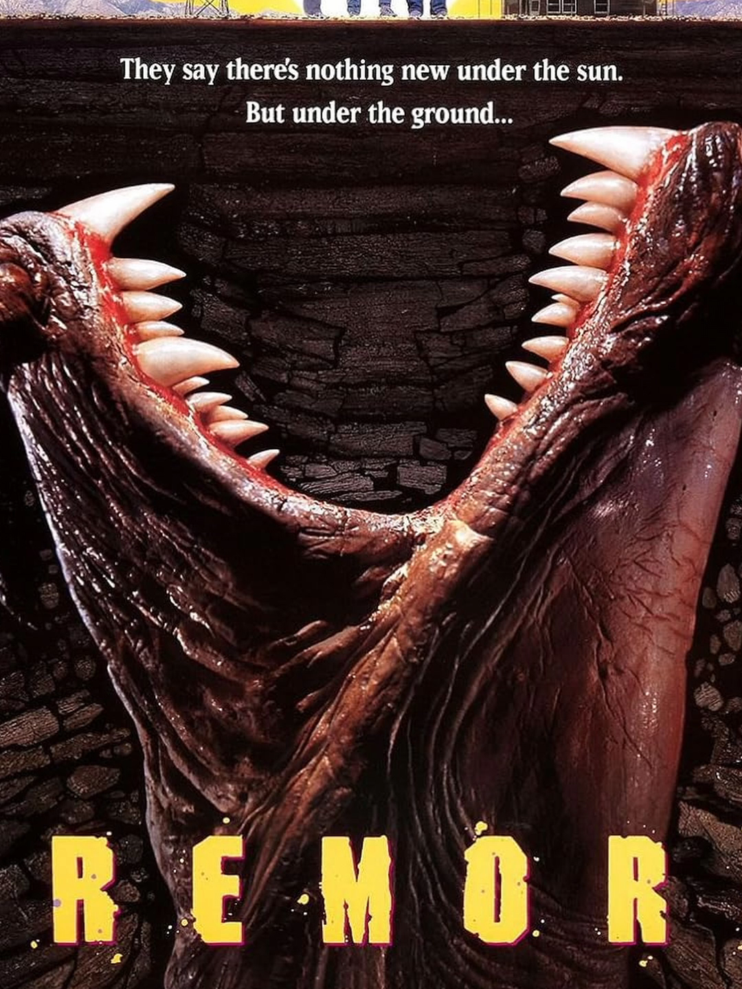 ¿Recuerdas Tremors (1990)? 👀🐍 La película de monstruos subterráneos que fracasó en taquilla pero se convirtió en un clásico de culto. Los Graboids siguen siendo inolvidables 30 años después. #Tremors #CineDeCulto #PelículasDeTerror #CineRetro #ShortsDeCine #HorrorShorts #ClásicosDelCine #MonsterMovies #ReseñaCorta #KevinBacon