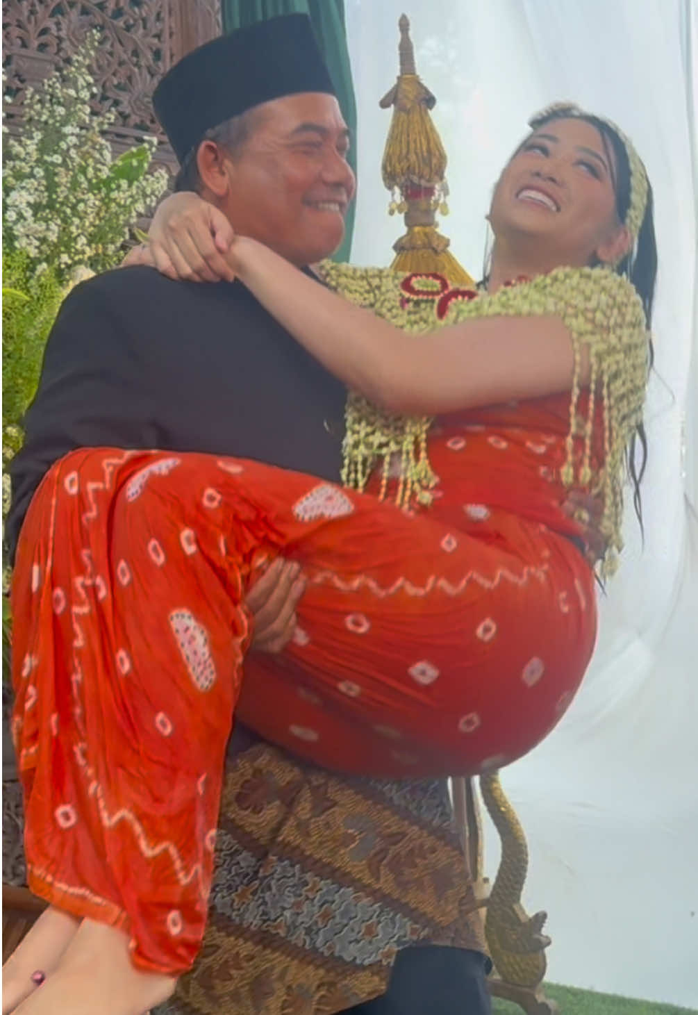 Pas siraman bapak mau gendong, sempet nanya ke bapak  👩‍🦰 : bapak, kuat?  👱‍♂️ : kuat, gocekan (pegangan) bapak  👩‍🦰 : ….🥹 Makasih ya bapak, hampir 26 Tahun ini udah jagain dan sebegitu percaya nya sama anak sendiri🥲🤍 Panjang umur, sehat, dan bahagia terus ya bapak😇✨ #siramanpengantin  #adatjawa 