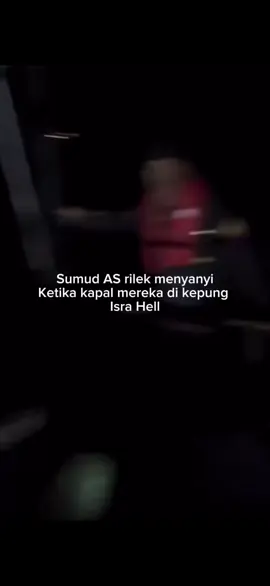 Veteran AS Santai Hisap Rokok & Bernyanyi, Tidak Gentar Dengan Tentera Israel Antara detik paling epik ketika Israel merampas beberapa kapal dalam Global Sumud Flotilla ialah aksi para veteran Amerika Syarikat yang langsung tidak menunjukkan rasa gentar. Dalam rakaman yang tular, kelihatan mereka duduk santai di atas dek kapal, menghisap rokok dan menyanyi dengan tenang walaupun dikelilingi tentera Israel yang lengkap bersenjata. Prinsip dia umpama nak jadi apa...jadilah😋 Kapal yang dinaiki kumpulan veteran tentera ini kini menjadi tumpuan utama misi kemanusiaan flotilla tersebut.  Kehadiran mereka bukan sekadar simbolik, sebaliknya menjadi bukti nyata bahawa solidariti sejagat melangkaui sempadan bangsa, agama, dan negara. Tindakan berani itu turut memberi mesej jelas bahawa perjuangan memecahkan kepungan Israel ke atas Gaza adalah suara kemanusiaan sejagat yang tidak boleh dibisukan. Misi Global Sumud Flotilla kini terus belayar menuju Gaza, membawa harapan, doa, dan sokongan dunia terhadap rakyat Palestin yang sekian lama terperangkap dalam kepungan. 