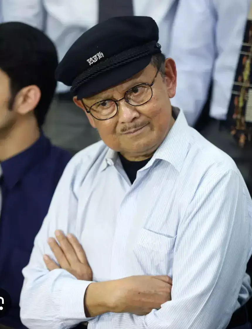 Desa Wisata Kampung Habibie Kecil, atau lebih dikenal sebagai Desa Nepo, merupakan sebuah destinasi yang kaya akan sejarah dan budaya yang menarik. Kampung Habibie Kecil Terletak di Kecamatan Barru, Sulawesi Selatan, desa ini tidak hanya memamerkan pesona alamnya, tetapi juga memperlihatkan akar sejarahnya yang panjang. Kampung Habibie Kecil atau Nepo adalah sebuah tempat yang penuh dengan cerita, terutama ketika kita menjelajahi asal mula munculnya Suppa dan Sidenreng sebagai bagian dari jaringan perdagangan Asia Tenggara. Desa Nepo memiliki peran penting dalam sejarah perdagangan Asia Tenggara, terutama pada masa awal pembentukan pemerintahan di daerah ini. Pada abad ke-16, sejarah mencatat bahwa desa ini merupakan bagian dari kerajaan Passijiangeng, yang meliputi Sidenreng, Suppa, dan Sawitto. Informasi tentang periode ini diambil dari Naskah Lontara Nepo, sebuah sumber sejarah berharga yang mengungkapkan perjalanan panjang desa ini. Pada masa itu, kerajaan tersebut diperintah oleh seorang raja yang dikenal sebagai Arung Patappuloe. Raja ini adalah anggota dari satu rumpun keluarga, dan hal ini membuatnya menjadi penguasa yang sangat kuat.