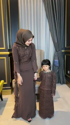 Kembaran sama sikecil?? Bisaa dongg, sama sekeluargaa??? Juga bisaa bangetttt #fypage #foryoupage #beranda #dressbridesmaid #seragamkeluarga 