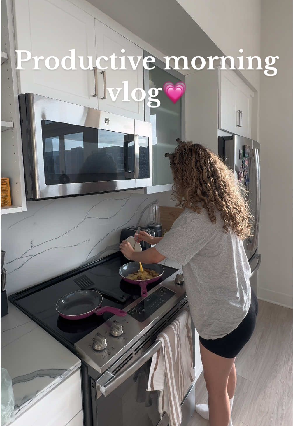 Productive mornings >>💖 I was the most excited for my celery juice 😋 #morningroutine #Vlog #morning #morningvlog #livingalonediaries #pautorres 