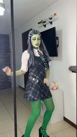 Creo que se me safó un tornillo, ¿lo haz visto? #monsterhigh #halloween #alexmiween #frankie #cosplay 