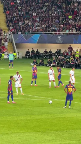 No va a faltar el pésimo tiro libre de Lamine Yamla 😂⚽️ #viral #champions #futbol⚽️ 