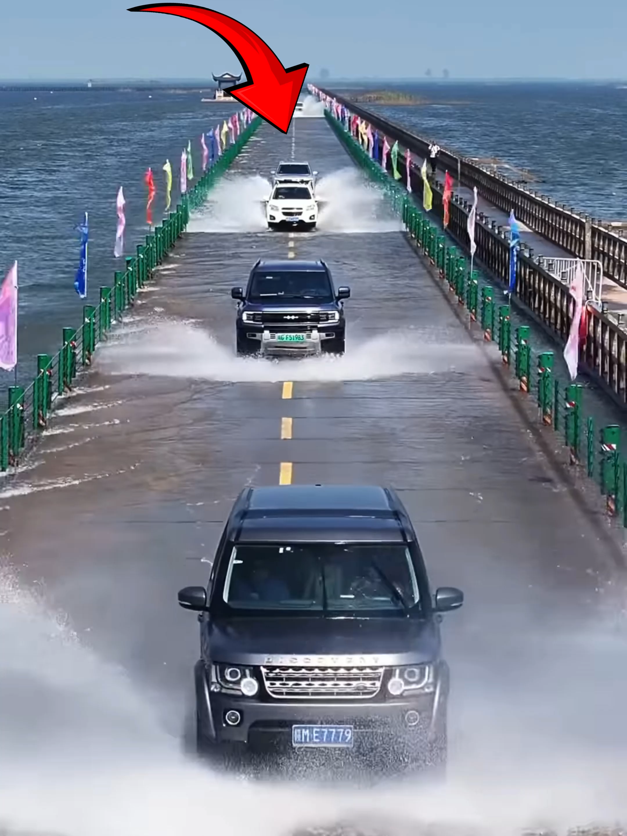 Driving on Water? Welcome to Yongwu Water Highway! Follow Our Social Media: TT: @el_nino_tv IG: elnino_tv_official FB: El Nino TV YT: EL NINO TV #china #lake #jiangxi #wonderful #highway #viral #viralvideo #viraltiktok #trending #fyp #fypシ゚