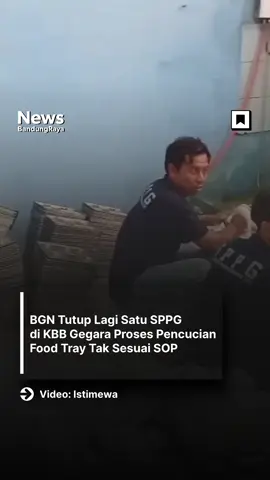 Viral sebuah video berdurasi 31 detik, terlihat tiga pegawai pria sedang mencuci food tray alias omprengan Makan Bergizi Gratis (MBG) dengan menggunakan spon. Ada satu wadah berukuran besar berisi air sabun untuk mencuci dan satu wadah untuk menyimpan. Terlihat omprengan yang dicuci di lempar begitu saja ke genangan air mengalir yang tampak tidak steril. Video tersebut diduga diambil ketika Badan Gizi Nasional (BGN) melakukan sidak ke Satuan Pelayanan Pemenuhan Gizi (SPPG) MBG di Jalan Raya Tagog Munding, Desa Citatah, Kecamatan Cipatat, Kabupaten Bandung Barat (KBB). Alhasil, BGN menutup sementara SPPG tersebut karena dianggap tidak menjalankan SOP dalam pencucian food tray alias omprengan MBG. Sebelumnya BGN telah menutup tiga SPPG di KBB yakni dua di Kecamatan Cipongkor dan satu di Kecamatan Cihampelas. Ketiga SPPG itu dinilai tidak menjalankan SOP hingga menyebabkan 1.315 siswa keracunan pada Senin (22/9/2025) dan Rabu (24/9/2025). Perwakilan SPPG Citatah, Taufik membenarkan dapur SPPG di Jalan Raya Tagog Munding, Desa Citatah, ditutup sementara. Pihaknya langsung melakukan perbaikan sarana pencucian omprengan sesuai standar BGN. Disinggung terkait Sertifikat Laik Higiene Sanitasi (SLHS), Taufik menyebutkan jika hal itu menjadi kewenangan pemilik yayasan. Dirinya hanya fokus pada operasional dapur saat memasak, mengemas, hingga pendistribusian MBG. “Kami hanya fokus ke kegiatan di dapur, memastikan makanan siap saji sesuai SOP,” ucapnya. (MIM) Tag/DM kami @bandungraya.news untuk menginformasikan peristiwa seputar Bandung Raya. 🙌🏻 #bandung #bandunghits #bandungbarat #makanbergizigratis #jawabarat                           
