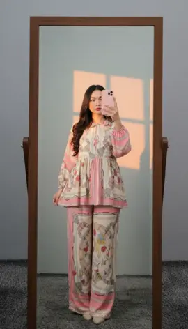 Material / bahan : RAYON DIAMOND LUX Detail model atasan Baju reguler Lengan panjang balon Kancing depan aktif Rufle full melingkar Detail model celana Kulot Pinggang karet #setelanwanita #onesetviral #onesetwanita #onesetpremium 