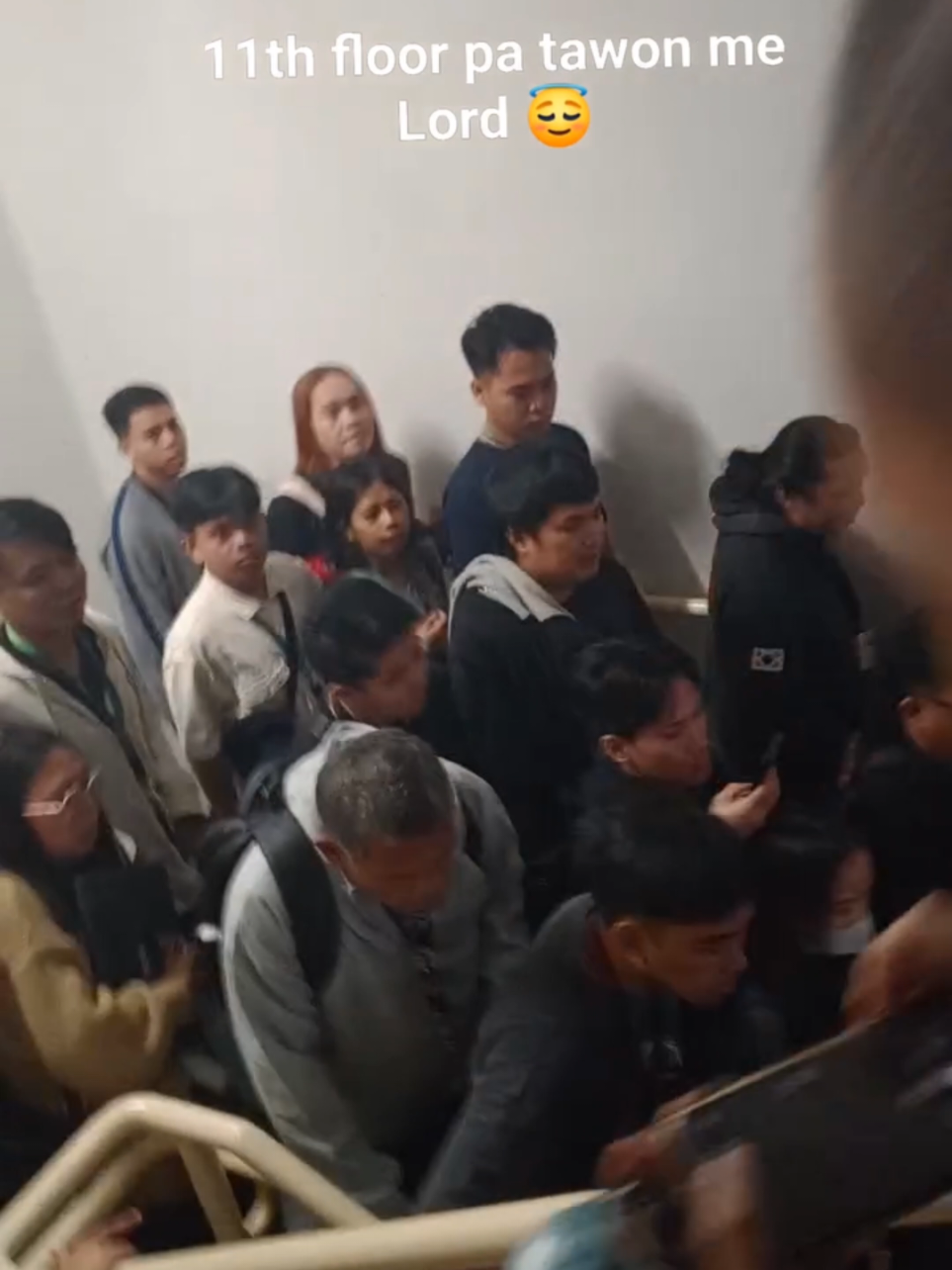 Dun sa BPO Company sa Cebu na hindi pinayagang palabasin yung mga empleyado nila after ng malakas na lindol sana ma K A S U H A N kayo. Lalo na yung mga TL, SME, Manager na akala mo tagapagmana ng kumpanya.  Aanhin mo pa yung Earthquake drill na yan kung sa mismong lindol hindi nyo naman ginagawa.  #lindol #earthquake #bogo #prayforcebu #bpo 