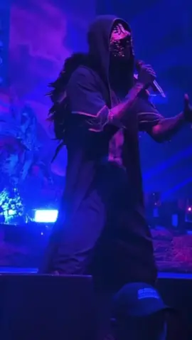 Testing the boundaries on Aqua Regia. We’ve advanced to standing on Yanni now! Minneapolis 10/1/25 #sleeptoken #sleeptokenlive #sleeptokenworship #VESSEL #yanni  🎥: @embla via jaci.m threds