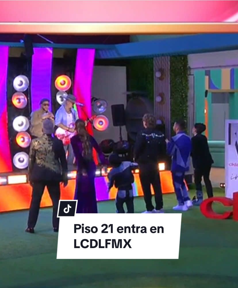 ¡@PISO 21 entra a #LaCasaDeLosFamososMx! Si quieres ver el momento COMPLETO, suscríbete ya a @ViX y no te pierdas de nada con el 24/7 🔥 #LaCasaDeLosFamososMx, rumbo a la final, disponible también en #LasEstrellas y #Canal5.