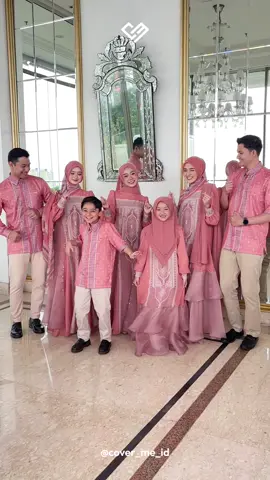 Kalau udah ngumpul keluarga, jangan heran… ruang tamu bisa berubah jadi panggung tiktokan 🤭🎶 Sarimbit Back to Glory bikin makin kompak! 🫶🏻 #BackToGlory #SarimbitCoverMe #BajuLebaran2026 #FamilyJoy #covermestyle 