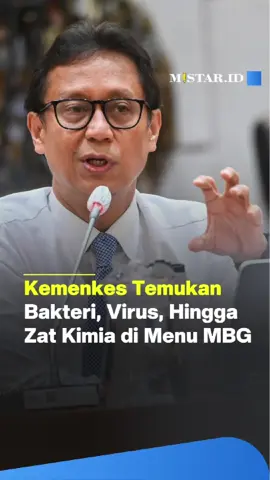Kemenkes Ungkap 8 Bakteri, 2 Virus, dan Zat Kimia Pemicu Keracunan Program MBG MISTAR.ID - Kementerian Kesehatan (Kemenkes) mengungkap delapan jenis bakteri yang menjadi penyebab kasus keracunan massal setelah siswa menyantap menu program Makan Bergizi Gratis (MBG). Temuan itu dipaparkan Kemenkes dalam rapat kerja bersama Komisi IX DPR pada Rabu (1/10/2025). Adapun delapan bakteri tersebut yakni: 1. Salmonella 2. Escherichia coli 3. Bacillus cereus 4. Staphylococcus aureus 5. Clostridium perfringens 6. Listeria monocytogenes 7. Campylobacter jejuni 8. Shigella Selain itu, Kemenkes juga menemukan dua jenis virus yang memicu keracunan, yaitu Norovirus atau Rotavirus dan Hepatitis A virus. Tak hanya bakteri dan virus, zat kimia berbahaya seperti Nitrit serta Scombrotoxin juga terdeteksi sebagai penyebab keracunan dalam program MBG. 📲 Baca berita di Mistar.id #Kemenkes #MBG #MakanBergiziGratis #KeracunanMakanan #BeritaHariIni 