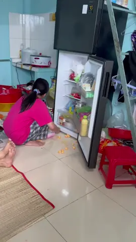 Con gái qua nấu cơm cho mẹ ăn khi ba Xuân Hòa không về