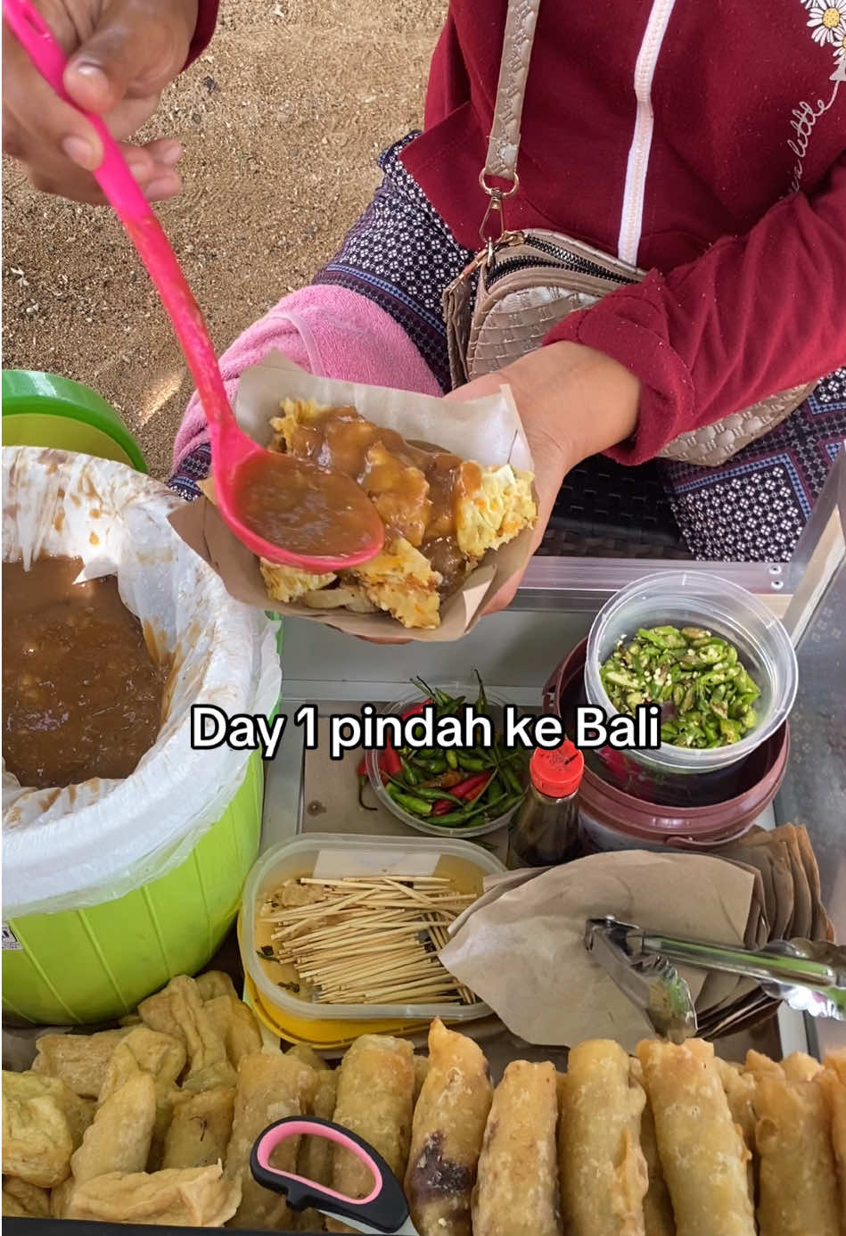 Pengen makan lumpia sanur tiap hari woyyyy, gaada obat 😭🙏🏻 #adayinmylife #bali #pantaisanur #fyp