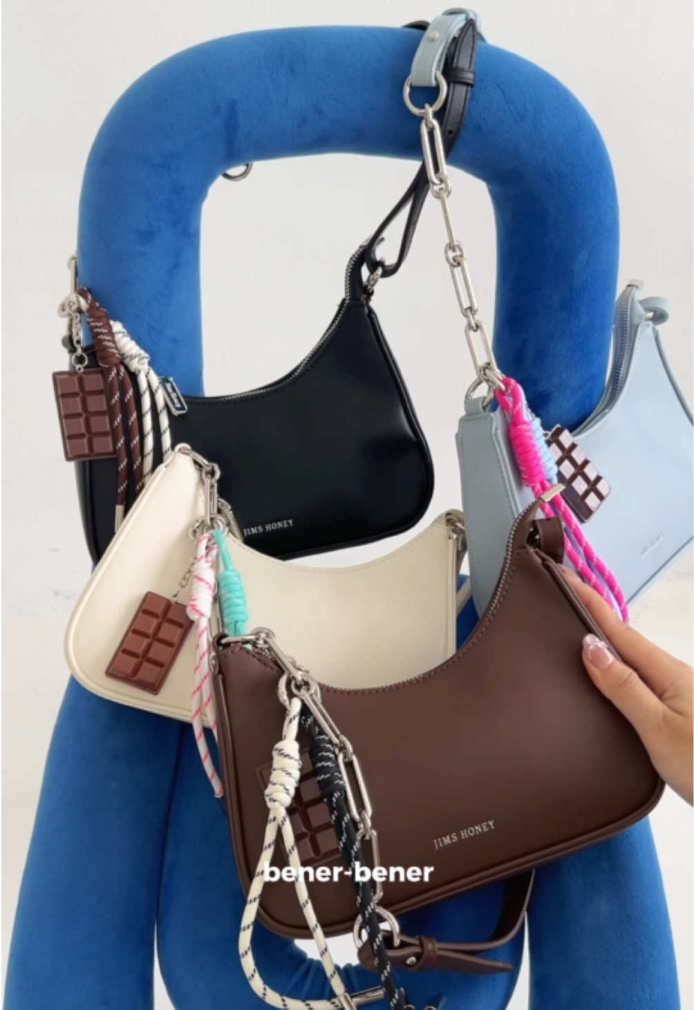Newly launch Cheva Bag!  Tas selempang dengan detail chain yang elegant dan bag charm coklat yang gemes🍫💖 #GajianSale #PromoGuncang1010 #WIBGAJIAN #jimshoney #chevabag 