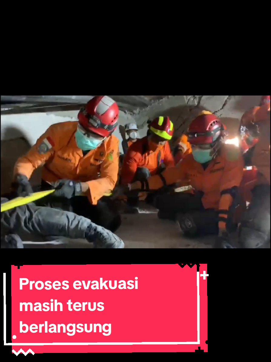 Membalas @yahyapurwanto8 Proses evakuasi korban ambruknya gedung Ponpes Al-Khoziny di Sidoarjo penuh tantangan. Tim SAR harus berjuang ekstra karena reruntuhan beton menindih satu sama lain. 🙏 Mari kita doakan korban dan keselamatan para petugas di lapangan. #PonpesAlKhoziny #Sidoarjo #Evakuasi #BreakingNews
