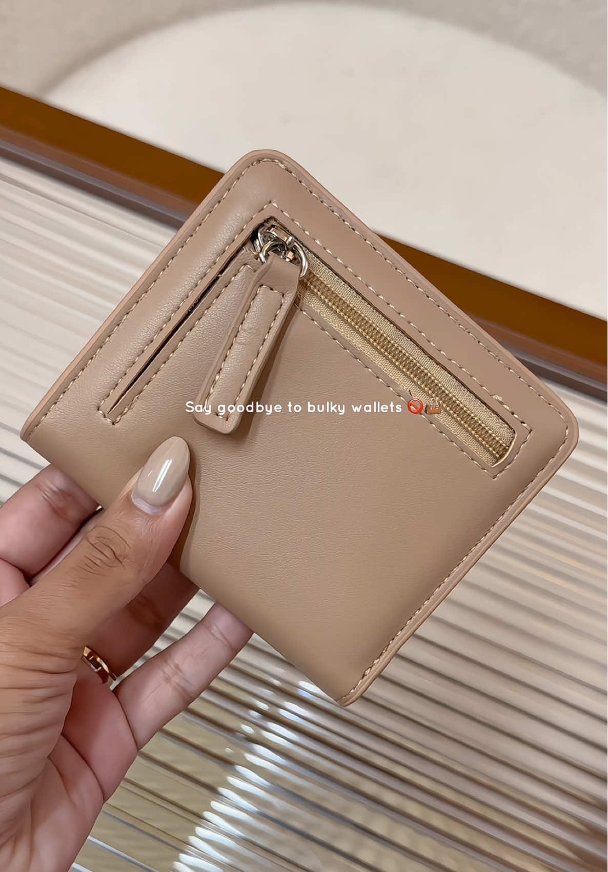 No more digging through your bag. This compact wallet is all you need. 👜💖 #wallet #hankewallet #compactwallet 