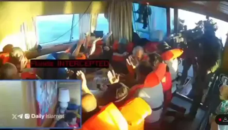 TERKINI Saat Tentera Laut Israel menyerang kapal Florida, yang membawa makanan dan ubat-ubatan untuk penduduk Gaza sebagai sebahagian daripada flotilla ketabahan global. #Gaza  #FreePalestine  #sumudflotillanusantara  #sumudflotilla  #SailToGaza 