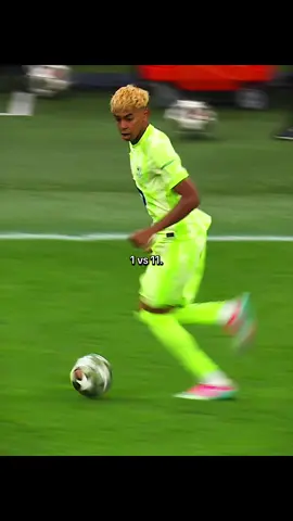 14 successful dribbles 🤯🔥 #yamal #football #skills 