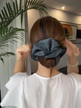 ✨ “Một chiếc big scrunchie thôi là nâng cấp cả style ✨ 👉 Buộc tóc gọn gàng mà vẫn bồng bềnh sang xịn 🥰 💡 Hợp cả đi chơi, đi học, đi làm – tiện mà xinh khỏi bàn!” #buoctoc #bigScrunchie #phukientoc #tocdep #tiktokmadebuy