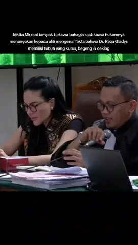 Nikita Mirzani tampak tertawa bahagia saat kuasa hukumnya menanyakan kepada ahli mengenai fakta bahwa Dr. Reza Gladys memiliki tubuh yang kurus, begeng & ceking.  ssidang Nikita mirzani hari ini. #nikitamirzani #nikitamirzanimawardi_17 #sidangnikitamirzani #drrezagladys #sidangnikita 