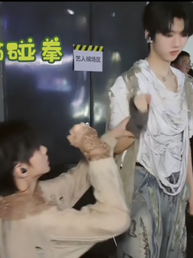 bé mèo bé cáo🐱🦊sao mà dangiu thế này😍💓[NO SHIP]  #trantuhan #chensihan_陈思罕 #truonghamthuy_zhanghanrui_张函瑞 #tfgiatộcf4 #thoidaiphongtuan 