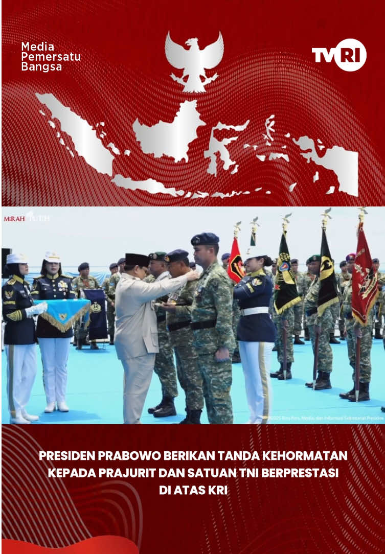 Presiden Prabowo memberikan tanda kehormatan Bintang Yudha Dharma Pratama dan Samkaryanugraha kepada prajurit dan satuan TNI yang berpresitasi di atas KRI dr Radjiman Wedyodiningrat-992. Tanda kehormatan diberikan kepada yang telah mendarmabaktikan diri melebihi dan melampaui panggilan kewajiban dalam pelaksanaan tugas serta menghasilkan karya yang dirasakan manfaatnya oleh negara. Sementara, Samkaryanugraha merupakan tanda kehormatan yang diberikan kepada Satuan TNI.  Tanda Kehormatan Bintang Yudha Dharma Pratama: - Mayjen TNI Bangun Nawoko - Laksda TNI Fauzi - Marsda TNI Benny Arfan Tanda Kehormatan Samkaryanugraha: - Satuan 71 Sandi Yudha Kopassus diterima oleh Kolonel Inf Ginda Muhammad Ginanjar - Yonif 330/Tri Dharma yang diterima oleh Letkol Inf Ribut Yodo Apriantono, S. jabatan sebagai Danyonif 330/TD/17/1 Kostrad - Kodim 1504 Ambon yang diterima oleh Letkol Inf Hari Sandra, jabatan sebagai Dandim 1504 Ambon Kodam XV/PTM - Yonif 328/Dirgahayu yang diterima oleh Letkol Inf Ade Kurniawan Dwi Saputro, jabatan sebagai Danyonif 328/Dirgahayu/17/1 Kostrad - KRI Karel Satsuit Tubun (KST-356) yang diterima oleh Letkol Laut (P) Irwin Kurniady, jabatan sebagai Komandan KRI KST-356 - KRI dr Radjiman Wedyodiningrat (RJW-992) yang diterima oleh Kolonel Laut (P) Ridwansyah, jabatan sebagai Komandan KRI RJW-992 - Lanal Tanjung Balai Karimun yang diterima oleh Letkol Laut (P) Samuel Chrestian Noya, jabatan sebagai Komandan Lanal Tanjung Balai Karimun - Detasemen Jalamangkara yang diterima oleh Kolonel Mar Rino Riyanto, jabatan Dandenjaka - Depo Pemeliharaan 70 yang diterima oleh Kolonel Tek Eri Wardhana, jabatan sebagai Komandan Depo Pemeliharaan 70 - Skadik 102 Lanud Adisucipto yang diterima oleh Letkol Pnb Ari Nugroho Widodo, jabatan sebagai Danskadik 102 Lanud Adisucipto  - Lanud Raden Sadjad (RSA) Ranai yang diterima oleh Kolonel Pnb Onesmus Gede Rai Aryadi, jabatan sebagai Danlanud Raden Sadjad - Skadron Udara 6 Lanud Atang Sendjaja (ATS) yang diterima oleh Letkol Pnb Rizky Wijayanto,jabatan sebagai Danskadron Udara 6 Lanud Atang Sendjaja (ATS). #TVRI #TVRINasional #MediaPemersatuBangsa