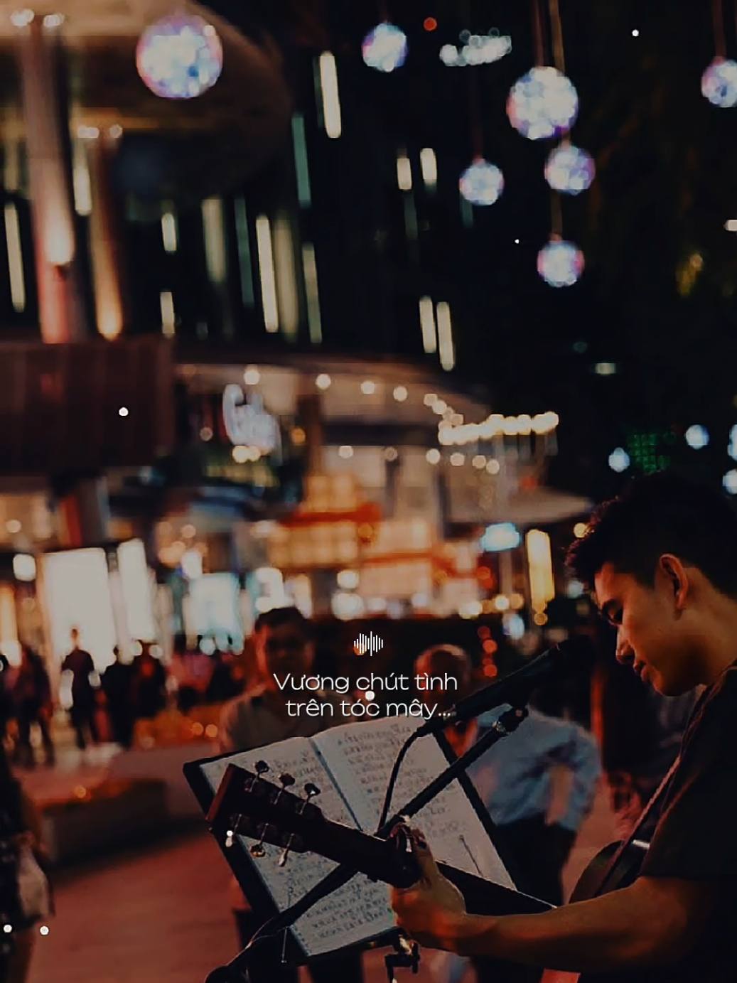 Nhìn lá me bây nhớ kỹ niệm hai chúng mình... #vunglamebay #nhacbuontamtrang #tramcamxuc💔 #maucapcut #phonhac 