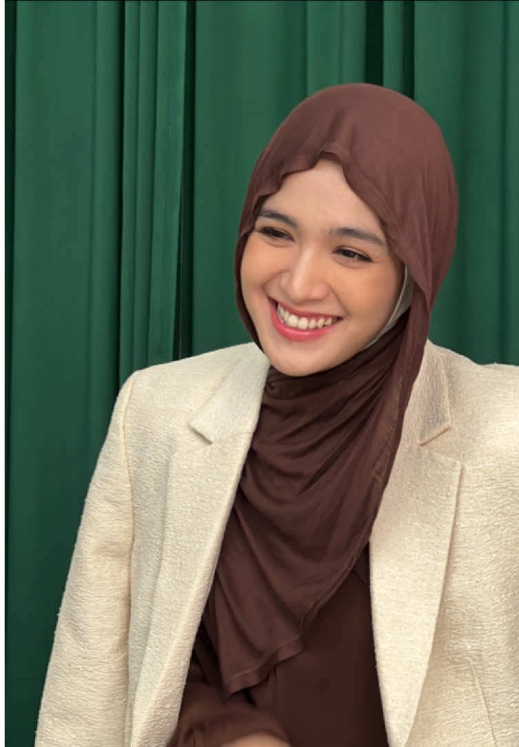 Siapa yang mau kembaran sama Kak Cut Syifa???? 🤩 Ready at Lozy Hijab Store Saparua 📍 Jalan Ambon No. 15, Citarum Available keep online & pengiriman via instan / gosend yaa! Hubungi ke nomor whatsapp 081220309012 🙌 #lozyhijab #lozyhijabbandung #pashminamleyot #pashminaviral 