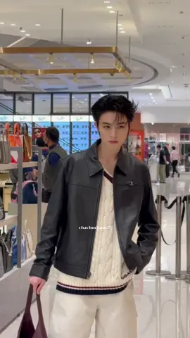 Not Sa-saeng, I'm working ✅ ภูมิใจในตัวพี่อชินะคะ 🥰🎸 งานดีขนาดนี้ขอให้มีงานล้นหลามเลย กระจายความยูนีค ความเริสออกไปสู่สายตาชาวโลก❤️‍🔥💚  (แทบจะแยกร่าง😂)