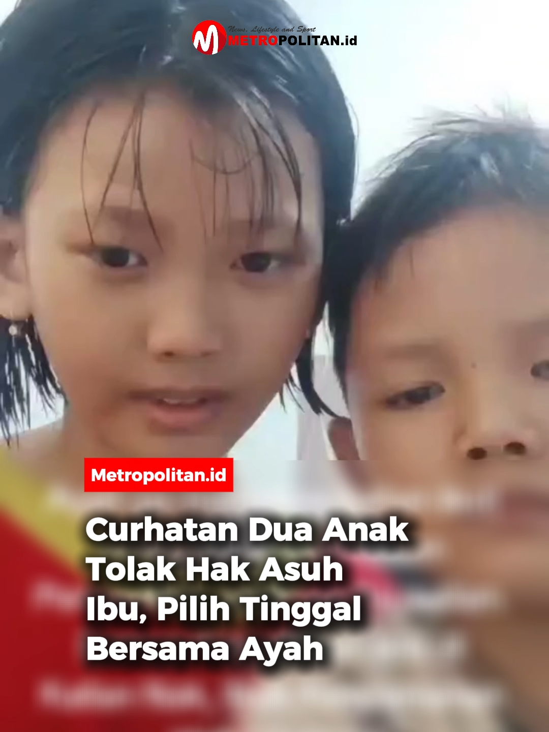 Beredar di media sosial sebuah video curhatan dua anak yang menolak keputusan hak asuh jatuh kepada sang ibu.  Dalam video berdurasi 2 menit lebih yang dibagikan oleh akun pribadi milik ayah kedua anak tersebut, keduanya dengan tegas menyatakan ingin tinggal bersama ayah dan tidak akan menyerah meski dipaksa.  Dalam pengakuannya, mereka menceritakan pengalaman tidak menyenangkan saat bersama keluarga ibu. Mulai dari perkataan kasar, tuduhan yang menjatuhkan nama baik ayah, hingga dugaan kekerasan yang dialami sang adik.  Kondisi tersebut menjadi alasan utama mereka tidak ingin kembali ke rumah sang ibu dan mantap memilih ayah sebagai wali pengasuhan. Di akhir video, keduanya menegaskan keputusan bulat mereka.  “Kita ambil keputusan buat ikut ayah, dan gak mau ikut mama untuk selama-lamanya,” ujar salah satu anak yang diketahui sebagai Sang Kakak dalam rekaman. 🎥: boedyholic #metropolitanid #bacametropolitan #curhatanduaanak #hakasuhanak #pilihtinggalsamaayah