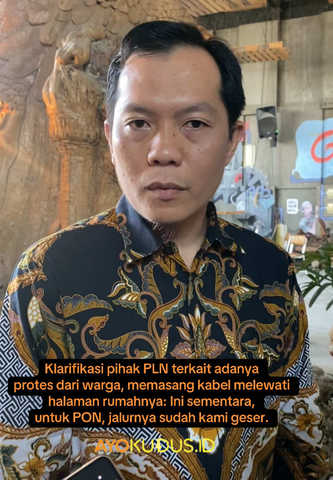 Terkait adanya pemasangan kabel besar yang di tengah kota, PLN memberi klarifikasi bahwa tujuan penarikan kabel tersebut untuk persiapan Pekan Olahraga Nasional (PON) Bela Diri di Kabupaten Kudus yang akan dilaksanakan pada 11-26 Oktober 2025. PLN telah menindaklanjuti keluhan masyarakat tersebut dan memindahkan jalur melewati Taman Bujana. Semoga Kudus sukses menjadi tuan rumah yang baik untuk gelaran PON kedepannya. Baca selengkapnya di website Ayokudus.id  #ayokudus #kudus #pln 