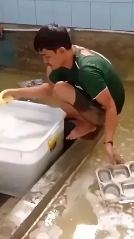 Video viral memperlihatkan petugas dapur program Makan Bergizi Gratis (MBG) di Cipatat, Bandung Barat, mencuci nampan dengan cara tidak higienis. Nampan dibersihkan di bak berisi air sabun lalu dibilas di air menggenang yang tidak steril. Akibatnya, operasional dapur SPPG dihentikan sementara karena melanggar SOP. “Hari ini dapurnya distop sementara setelah ada inspeksi,” kata Taufik, perwakilan SPPG Citatah, Rabu (1/10/2025). Pengelola diminta segera memperbaiki fasilitas pencucian agar sesuai standar kebersihan.