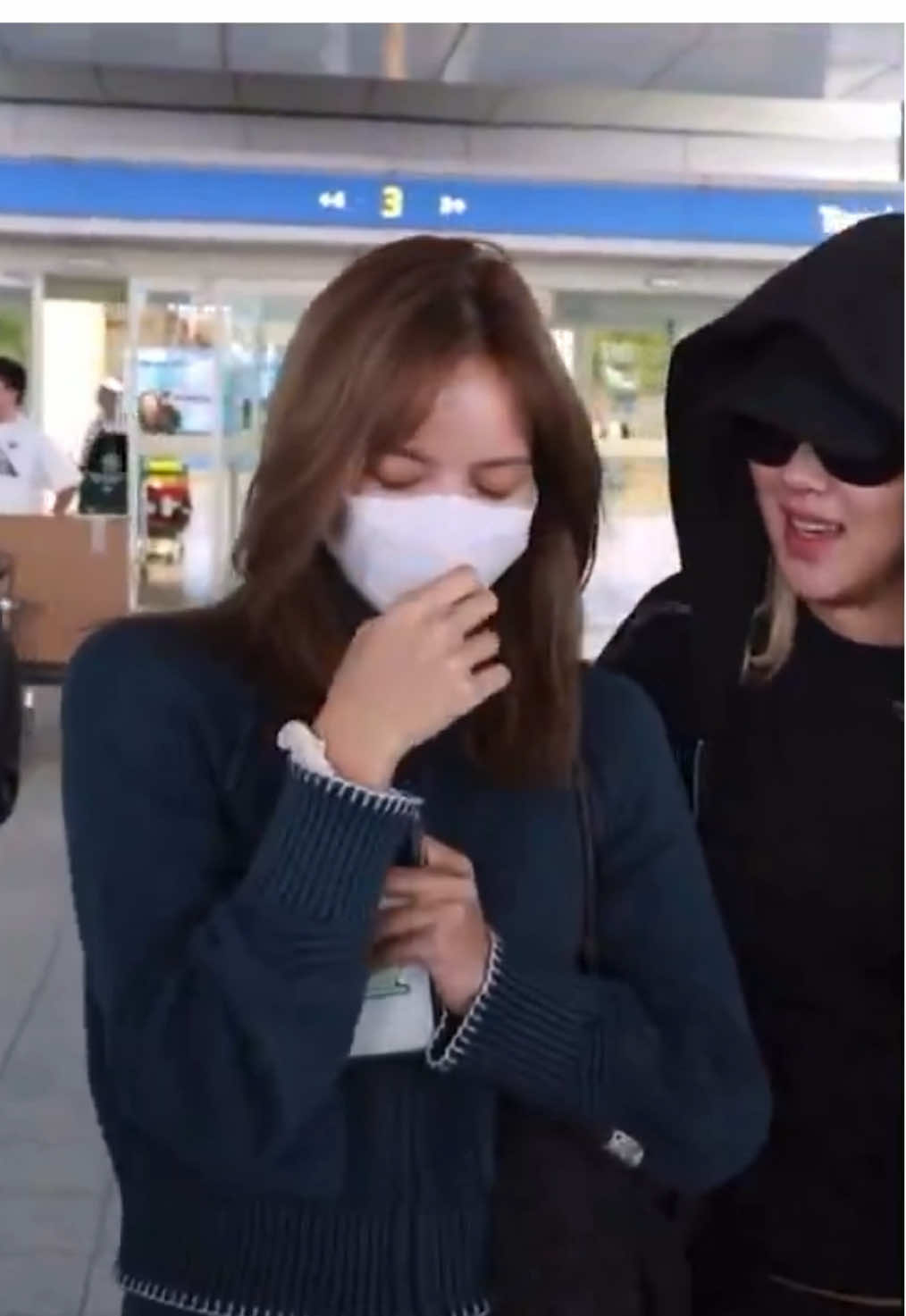 THE WAY SHE GOT SHY MY SHAYLAA😭😭😭 #LISA #ROSÉ #CHAELISA #BLACKPINK 