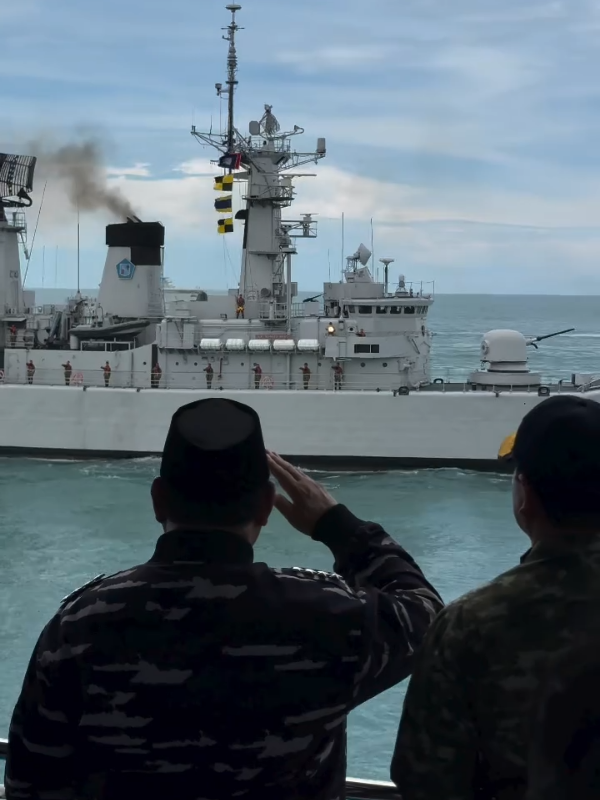 Langit Terbuka, Ombak Bergema. Presiden Prabowo Menyaksikan Gagahnya Sailing Pass Kapal Perang TNI AL Dari Atas KRI dr. Radjiman Wedyodiningrat, Kekuatan Maritim Indonesia Siap Menjaga Kedaulatan Jelang HUT TNI Ke-80. 🇮🇩⚓ #prabowo #tniindonesia🇮🇩 #tnial #jalasevajayamahe 
