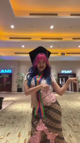 ternyata masih ada draftnya 😋dc : @Robbie Blue #katseye #milkshake #moo #wisuda #graduation 