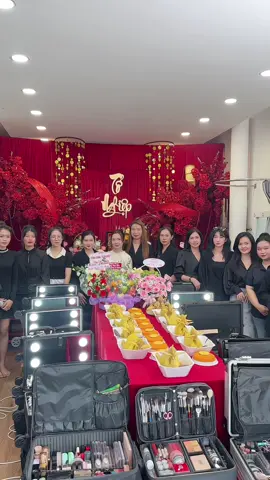 Cúng tổ Nghề MakeUp  Thành tâm Cung Thỉnh Chư Vị Thánh Tổ Nghề MakeUp . Mong công việc luôn hanh thông suôn sẻ . Các bạn học viên luôn được khách hàng mến thương vứng tâm với nghề . Cô xin chân thành cám ơn tất cả các bạn đã cố gắng sắp xếp thời gian đến dâng nén hương tỏ lòng kính nhứo biết ơn tổ nghiệp   #teamKimNgocmakeup #makeupkimngoc #makeupcôdâuBìnhDương #daotaohocvienchuyennghiep #daotaomakeup 