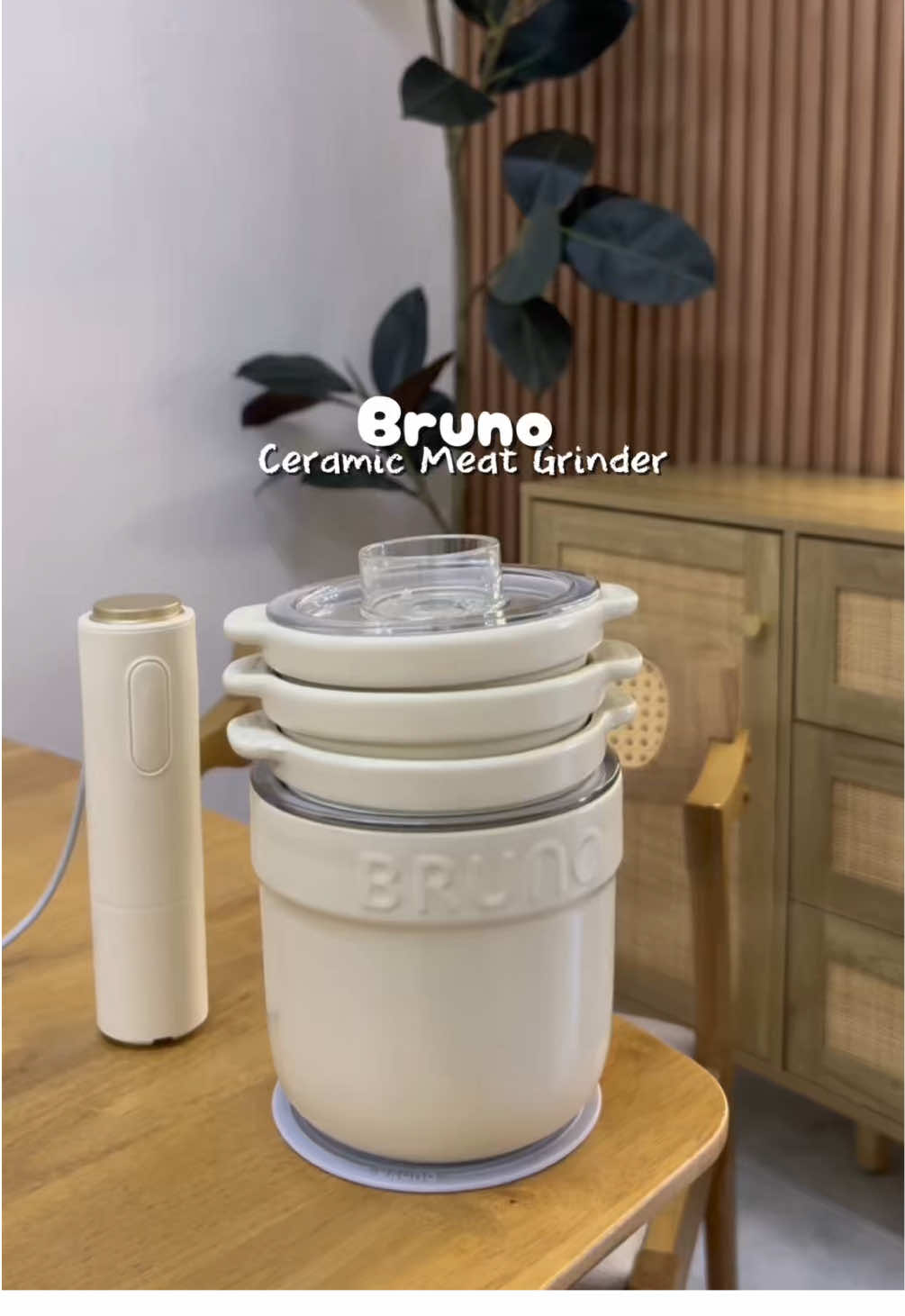 Korang penat kisar daging dan sayuran secara manually? Beli la bruno Meat Grinder ni. Mmg blend elok tau, tekan2 jee dah siapp. Mmg mudahkan keje mak mak kat dapur 🫣 #meatgrinder #chopper #blender #foodprocessor #kitchengadgets 