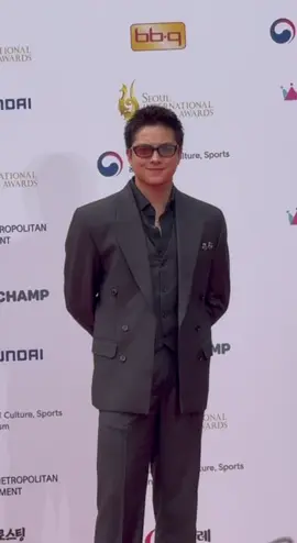 🇰🇷Happening NOW: The “Supremo of Primetime” walks the red carpet of the✨Seoul International Drama Awards✨where he victoriously bagged the Outstanding Asian Star Award for “Incognito”!  #SeoulInternationalDramaAwards2025 #Incognito #TatakStarMagic #StarMagic 