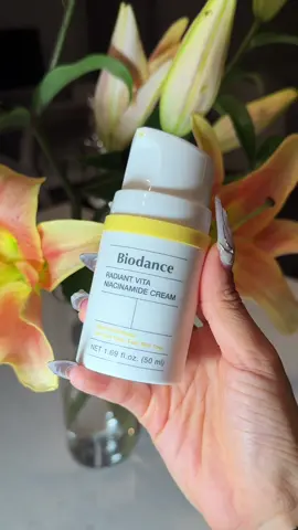 psa your skin needs vitamins too!🍍🥝💛 new @Biodance Store US radiant vita niacinamide serum & cream  #biodance #vitaserum #darkspots #niacinamide #skincare 